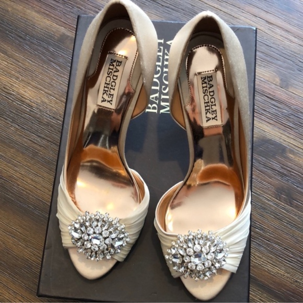 Badgley Mischka Ivory Peep Toe Jeweled Pump Size 6.5